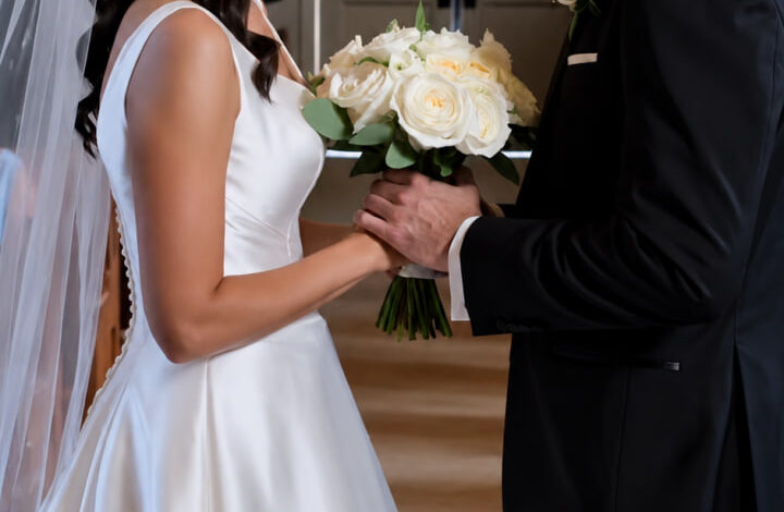 Gerade als ich vor dem Altar stand und meiner zukünftigen Ehefrau die wichtigsten Worte meines Lebens versprach, öffneten sich plötzlich die Türen der Kirche. Was dann geschah, ließ die Gäste erstarren: Mein Bruder, den unsere Familie seit Jahren für tot gehalten hatte, trat langsam in den Mittelgang. Sein unerwartetes Erscheinen unterbrach die Zeremonie und brachte Geheimnisse ans Licht, die niemals hätten enthüllt werden sollen. Innerhalb weniger Augenblicke verwandelte sich mein schönster Tag in ein dramatisches Ereignis, das das Leben aller Anwesenden für immer verändern sollte.