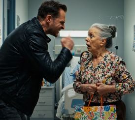 Je suis arrivée à l’hôpital les mains tremblantes et un sac rempli de cadeaux, impatiente de voir pour la première fois mon petit-enfant nouveau-né. Mais avant même que je puisse entrer, mon propre fils a bloqué la porte et m’a craché : « Espèce de vieille femme immonde ! Tu vas contaminer le bébé ! » Puis il a jeté mes cadeaux à terre et m’a poussée. Allongée là, honteuse, j’ai pris une décision : il ne reverrait jamais mon héritage… mais ce n’était que le début.