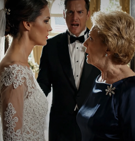 Mes parents ont dépensé 160 000 $ pour le mariage de ma sœur et lui ont fait un discours de vingt minutes, comme si elle était le centre de toute l’histoire familiale. À mon mariage, ils sont arrivés en retard, sont partis tôt et n’ont pas pris une seule photo avec moi. Plus tard, j’ai appris qu’ils étaient allés au barbecue de mon cousin au lieu de rester à ma réception. Je ne les ai pas confrontés. Je n’ai pas demandé d’explication. J’ai simplement laissé le silence s’installer, j’ai souri jusqu’à la fin de la soirée et j’ai fait un choix discret qu’ils n’auraient jamais imaginé que je ferais.
