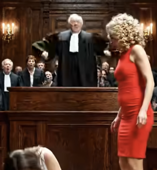 La maîtresse de mon mari a souri d’un air narquois lorsqu’il a levé la main et m’a giflée sur-le-champ, dans la salle d’audience du divorce. « Pathétique », a-t-elle murmuré, certaine que je craquerais. Ma joue me brûlait, mais j’ai lentement levé les yeux vers le banc. Aucun des deux n’a remarqué le visage glacial du juge… ni ne savait que l’homme qui allait décider de leur sort était mon père. Et ce n’était que le début. 