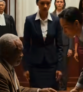 Pendant 21 ans, j’ouvrais cette école avant l’aube, je nettoyais les sols et j’élevais trois filles abandonnées avec un salaire de concierge. Puis, le district m’a traîné en justice, m’accusant d’un vol de 52 000 dollars, s’attendant à ce que je reste là, sans le sou et seul… jusqu’à ce que les portes s’ouvrent et que les filles qu’ils croyaient être mon point faible entrent pour affronter le mensonge.