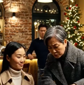 Le dimanche précédant Noël, chez Fern & Hearth, ma belle-fille m’a annoncé : « On a décidé que tu ne viendrais pas cette année », tandis que mon fils fixait son café et que mon muffin aux fraises refroidissait. J’ai réglé l’addition, je suis rentrée à pied et j’ai épluché mes relevés bancaires des douze dernières années. À la tombée de la nuit, le montant s’élevait à 276 800 $ et la première autorisation de prélèvement à leur nom était déjà en cours d’examen.