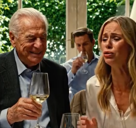 Lors d’un brunch dominical tranquille, mon grand-père leva son mimosa et dit : « Je suis si content que tu apprécies l’appartement que je t’ai trouvé » — mais je vivais dans un sous-sol sans fenêtres, et la fourchette de mon père frappa l’assiette avant même que je puisse demander pourquoi, comme si la pièce connaissait déjà la réponse.