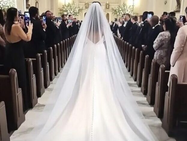 Mir fiel etwas Seltsames an der Braut auf der Hochzeit meiner besten Freundin auf – als ich ihr Kleid hochhob, waren alle schockiert…