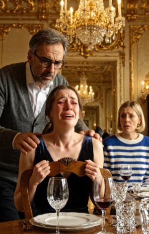 « Dégage d’ici », dit-il. « Payer les factures ne te donne pas ta place dans cette famille. »