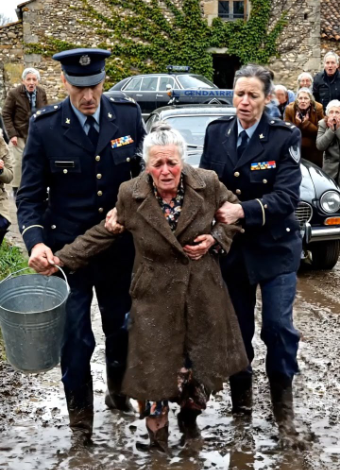 Ils déchirèrent la manche de la recrue silencieuse pour l’humilier… Mais les cicatrices en dessous figèrent toute la base de stupeur