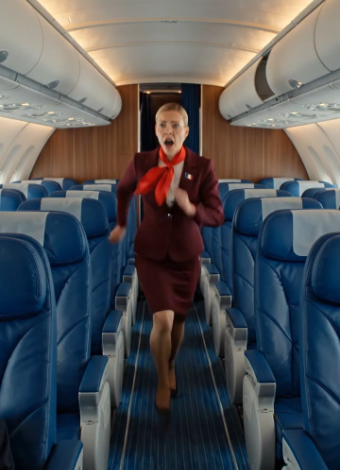 L’hôtesse de l’air fit irruption dans la cabine avec un visage crayeux de peur et faillit crier : « Y a-t-il un ingénieur ici ?! Quelqu’un qui connaît les systèmes de contrôle de l’avion ?! »