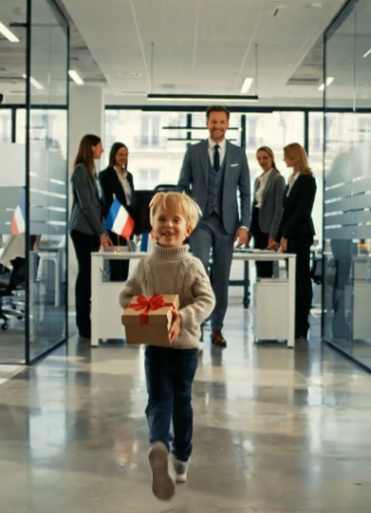 Un petit garçon apparut dans un bureau avec un cadeau à la main, cherchant sa mère – pour rester figé lorsqu’il la trouva humiliée tandis que le patron lui pointait du doigt, la traitant de « parmi tous les autres ».