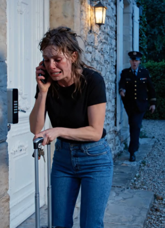 Une pause – juste assez longue pour paraître répétée. Puis il le dit, clairement et cruellement : « La maison a disparu. J’ai déposé une demande de divorce. C’est pour ton bien. »