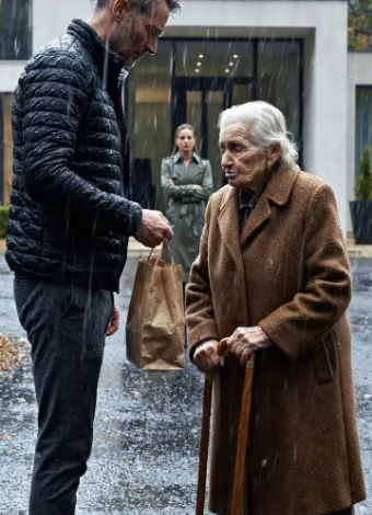 Une mère de 70 ans a demandé de l’argent à son fils pour des médicaments — il ne lui a donné qu’un paquet de nouilles instantanées. Mais ce qu’il y avait à l’intérieur la laissa sans voix