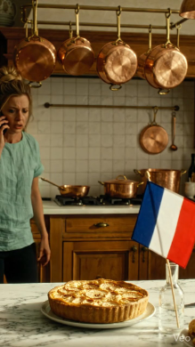 Arts et divertissements Je n’avais jamais révélé à mon gendre arrogant que j’avais autrefois été procureur fédéral. Mais le matin de Thanksgiving, à 5 heures précises, le téléphone a sonné. Sa voix tremblait lorsqu’il a murmuré : « S’il vous plaît… allez chercher votre fille à la gare routière. » À cet instant, j’ai compris que quelque chose de terri