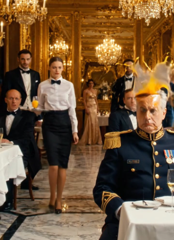 Le soldat a battu une simple serveuse… sans même soupçonner une seconde qui elle était vraiment… Ce qu’elle fit ensuite laissa tout le restaurant complètement stupéfait
