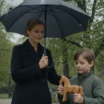 De regenachtige middag waarop een zwijgende jongen met een houten paardje naast het graf van zijn vader stond, terwijl zijn moeder een hartverscheurend geheim verborgen hield dat jarenlang hun leven had bepaald en uiteindelijk een familiegeschiedenis van verraad, verlies, schuldgevoel en onverwachte vergeving aan het licht bracht