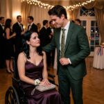 Op een schitterend gala vol invloedrijke gasten, flitsende camera’s en eindeloze gesprekken voelde ik mij volledig onzichtbaar, alsof niemand zelfs maar merkte dat ik aanwezig was. Terwijl iedereen aandacht leek te hebben voor de rijksten en machtigsten in de zaal, was er slechts één jongen die mij werkelijk zag. Zijn onverwachte daad veranderde die avond op een manier die ik nooit zou vergeten. Daarna gingen de jaren voorbij, werden levens opgebouwd en verloren herinneringen langzaam hun scherpte. Maar het lot had andere plannen. Decennia later kruisten onze wegen opnieuw op een moment waarop geen van ons het verwachtte. Wat begon als een vergeten ontmoeting uit het verleden groeide uit tot een ontroerende onthulling vol geheimen, herinneringen en verrassende verbanden die bewezen dat sommige ontmoetingen veel meer betekenen dan ze op het eerste gezicht lijken.