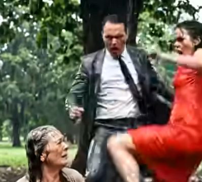Ich raste nach dem schlimmsten Geschäftstreffen meines Lebens durch den Regen, als ich eine alte Dame unter einem Baum schwanken sah, die eine Kiste mit billigem Essen in der Hand hielt, als wäre es alles, was sie noch hatte. Dann schaute sie auf und mein Blut gefror. “Mama?” Ich flüsterte. Sie starrte mich durch den Sturm hindurch an, Tränen vermischten sich mit dem Regen, und sagte: „Also… du bist endlich zurück.“ In diesem Moment wurde mir klar, dass der Erfolg mich reich genug gemacht hatte, um alles zu kaufen – bis auf die Jahre, die ich ihr gestohlen hatte.