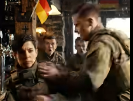 Die Frau in der stillen Ecke der Militärbar