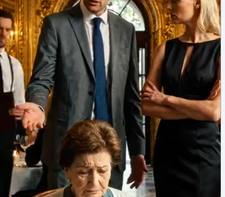 “Alle am Tisch lachten, als mein Sohn direkt dort im Foyer des Restaurants sagte: “Dieser Tisch ist für die Familie, Mama. Setz dich auf die Terrasse,