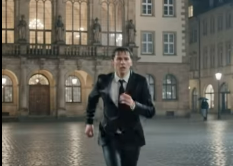 Ein Millionär kehrte voller Vorfreude in das Traumhaus zurück, das er seinen Eltern geschenkt hatte – doch statt eines herzlichen Wiedersehens fand er sie durchnässt und obdachlos im strömenden Regen vor. Die schockierende Wahrheit hinter ihrem Schicksal löste eine Kette von Ereignissen aus, die niemand kommen sah. Ein Millionär kehrte in das Haus zurück, das er für seine Eltern gekauft hatte