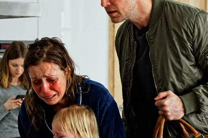 Nach sechs Tagen Dienstreise kehrte er heim und erlebte einen schockierenden Moment: Seine Frau kämpfte gleichzeitig mit Haushalt und krankem Kind, während seine Familie sie völlig ignorierte.