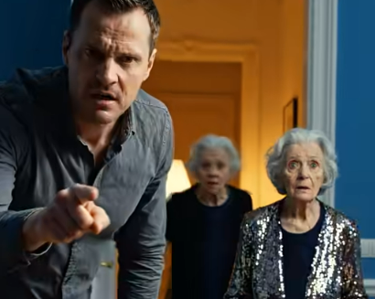 Mein Sohn wusste nie, dass ich Millionär bin, und hielt mich für eine bescheidene Rentnerin mit einer kleinen Pension. Als ich die wohlhabenden Eltern seiner Verlobten kennenlernte, spielte ich weiter die Rolle der armen Mutter. Ihre Mutter musterte mich verächtlich und spottete: „Sehen Sie bloß nicht zu uns, wenn es ums Bezahlen geht.“ Ich schwieg und lächelte höflich – doch in dem Moment, als ihr Ehemann mein Gesicht erkannte, wurde er kreidebleich. Was er dann vor allen enthüllte, ließ die gesamte Familie sprachlos zurück.