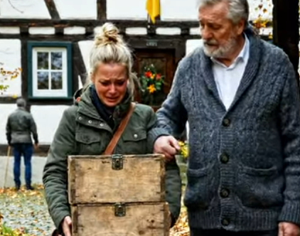 Als die Tochter mit zitternden Händen die alten Holzkisten aus dem Haus ihres Vaters tragen wollte, während ihr Bruder sie verzweifelt verfolgte und der gebrechliche Großvater auf der Veranda zusammenbrach, ahnte niemand, dass ein längst begrabenes Familiengeheimnis ans Licht kommen würde, das drei Generationen zerstören und gleichzeitig die schockierende Wahrheit über Liebe, Verrat, Erbschaft und einen jahrzehntelang vertuschten Fehler enthüllen sollte A