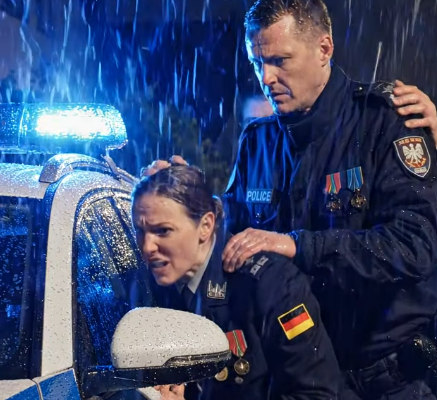 L’épisode 2209 de Demain nous appartient, diffusé le 21 mai 2026 sur TF1 , marque une étape importante dans l’intrigue autour de Diego, Bella et des mystérieux braquages qui secouent Sète depuis plusieurs jours. Entre les mensonges de Chloé, les découvertes inquiétantes de Damien et les tensions qui grandissent au sein de la famille Delcourt, cet épisode offre un mélange de suspense, d’émotion et de révélations qui promet de lourdes conséquences pour la suite.