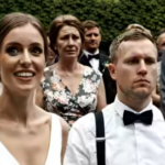 Ich stand kurz davor, den Mann meiner Träume zu heiraten, der seit Jahren auf einen Rollstuhl angewiesen war – doch mitten in der Zeremonie geschah etwas völlig Unerwartetes, das die Gäste sprachlos machte, ein lange verborgenes Geheimnis enthüllte und unseren besonderen Tag für immer veränderte.
