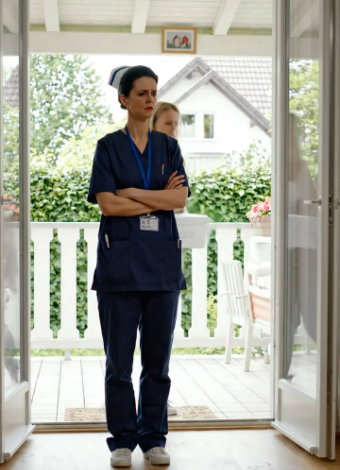 Meine Schwester hat mein Haus kahl gemacht, während ich bei der Arbeit war. Sie hinterließ eine Notiz: “Wir brauchen es mehr als du MEINE SCHWESTER RÄUMTE MEIN HAUS AUS, WÄHREND ICH LEBEN RETTETE – UND DER ZETTEL, DEN SIE HINTERLIESS, VERWANDELTE MEIN SCHWEIGEN IN IHREN GRÖSSTEN FEHLER