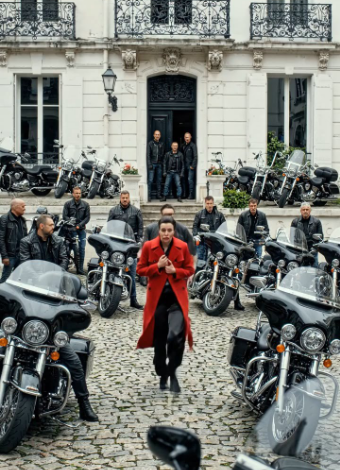 Veuve en deuil figée alors que 60 motards silencieux se tenaient devant sa maison à l’aube — ignorant qu’ils étaient venus honorer un homme que personne ne connaissait vraiment, révélant la vie cachée que son mari avait menée pendant des années