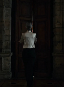 Quand je suis entrée dans la salle d’audience, ma fille a laissé échapper un petit rire, et mon gendre a secoué la tête. Le juge pâlit, sa main tremblante alors qu’il murmurait : « Mon Dieu, c’est vraiment elle. »
