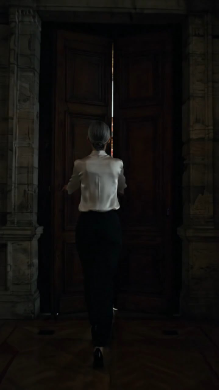 Quand je suis entrée dans la salle d’audience, ma fille a laissé échapper un petit rire, et mon gendre a secoué la tête. Le juge pâlit, sa main tremblante alors qu’il murmurait : « Mon Dieu, c’est vraiment elle. »
