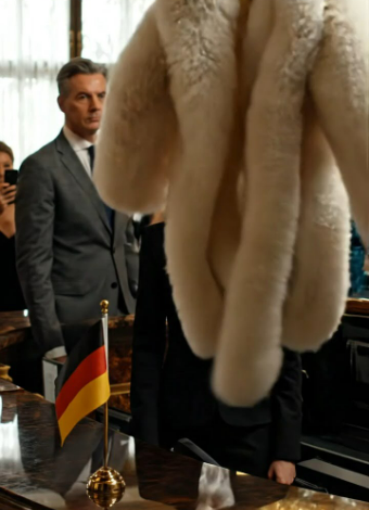 „Als die CEO-Frau ihren Mantel arrogant auf die Garderobenfrau warf, ahnte sie nicht, dass die gedemütigte Angestellte von einst nun den gesamten Club und ihre gesamte Existenz kontrollierte.“