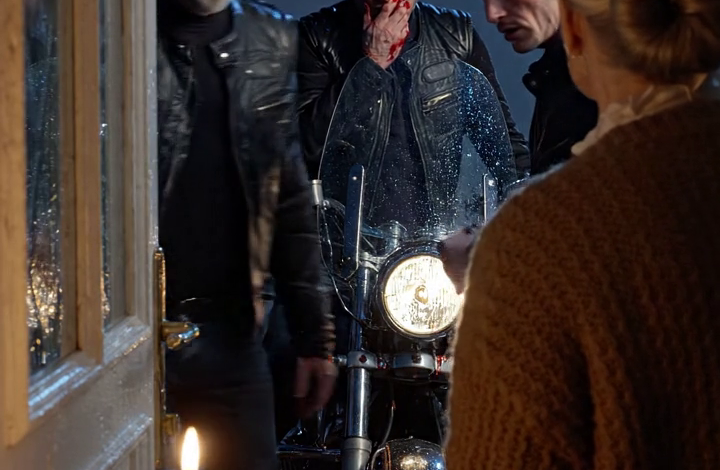 Mitten in einem Schneesturm in Ohio klopften fünf Hells Angels an die Tür der 72-jährigen Irene Wilson. Sie war mittellos, allein, und einer von ihnen blutete. Trotzdem ließ sie sie herein. Drei Wochen später fuhr ein schwarzer SUV in die Maple Terrace ein, und Irenes Gesichtsausdruck veränderte sich augenblicklich, als sie die Augen des Mannes erkannte, der ausstieg.